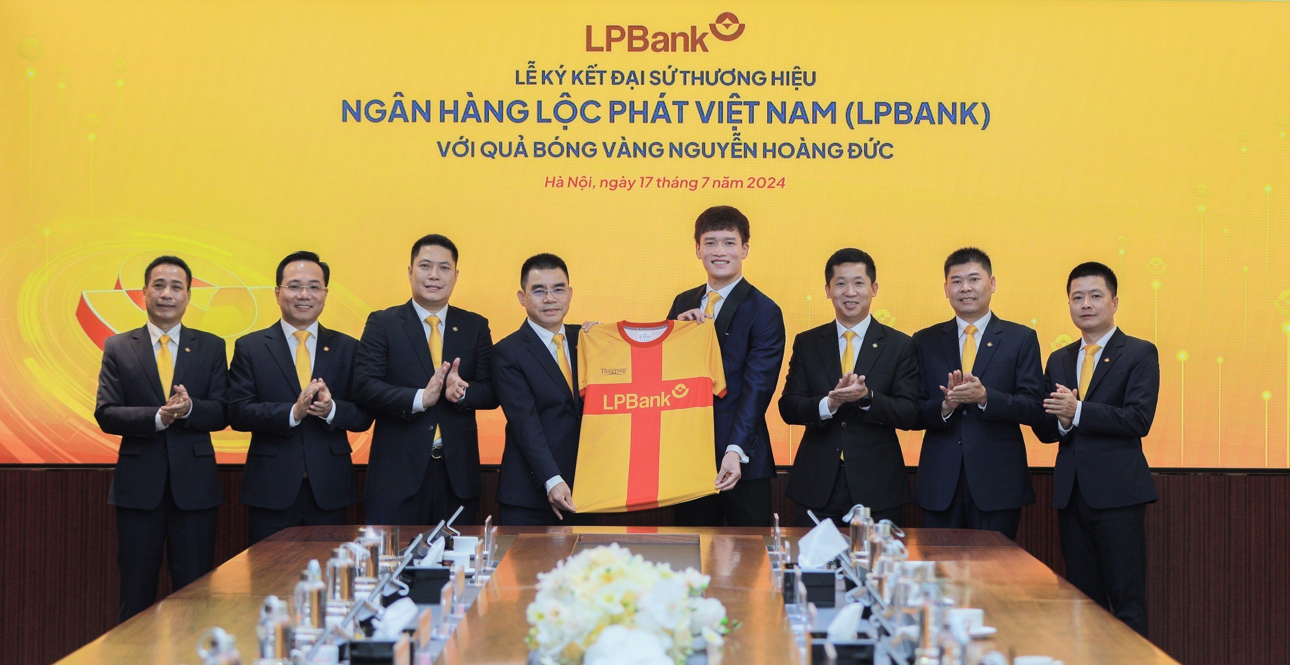 Apa yang dikatakan Hoang Duc saat menjadi brand Ambassador LPBank? - Foto 1.