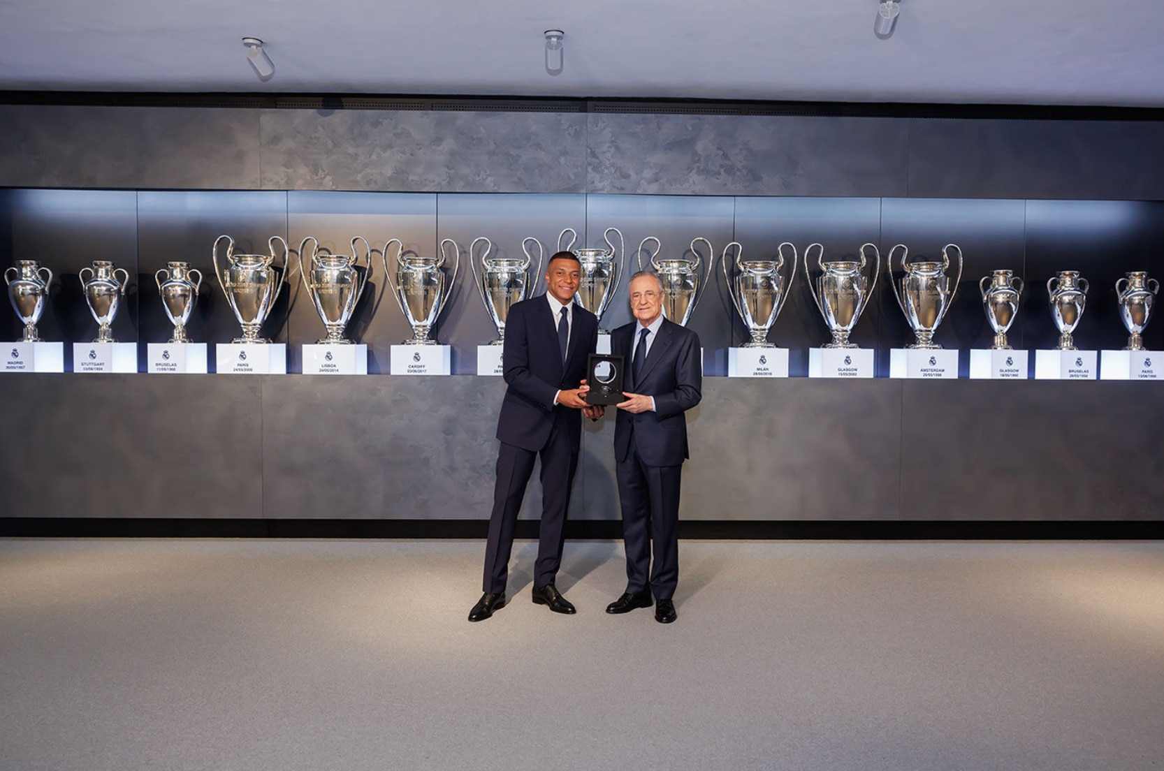 Hadiah apa yang diterima Mbappe dari miliarder Perez dalam debutnya di Real Madrid - Foto 2.